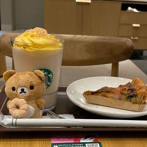 シュークリームフラペチーノ（？）すごく甘かった。甘党でも「甘っっっ」てなるくらい。
（1ヶ月前のはなし）