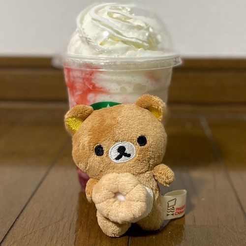 まいとし、いちごのフラペチーノはのむってきめてる。しかも、ほいっぷマシマシで