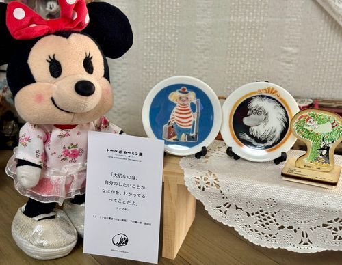 ムーミン展で買ったスタンプとガチャガチャで出た豆皿なの❤️
展示の最後にカードが一枚もらえるんだけど、ミニーはスナフキンの言葉のカード選んだの✨