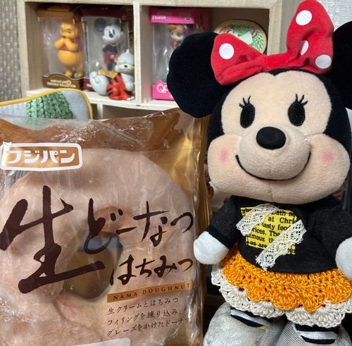 ディちゃんやぴーしゃんが食べてたドーナツなの✨
はちみつの味がしてとっても美味しいドーナツだったの🍩✨