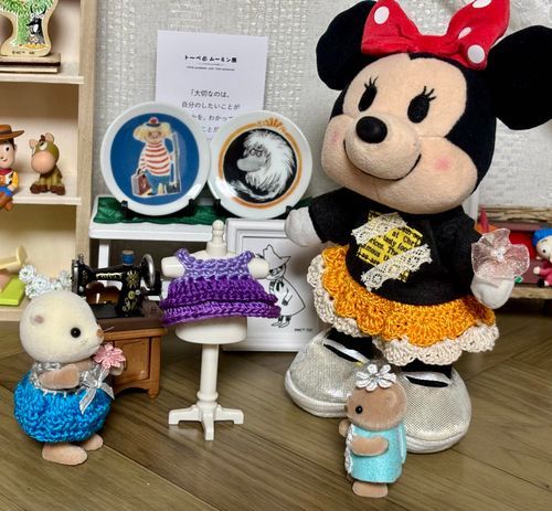 アクアちゃんのお洋服に付けるお花を選んでたら、カイリちゃんがかわいいお花持って来てくれたの🌸✨