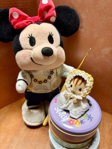 昨日借りた本を見て早速編み編みしたボンネットなの🧶✨