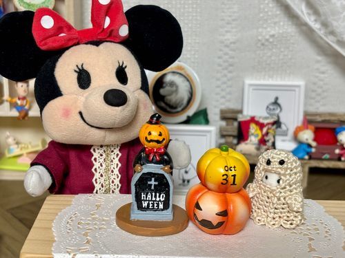 ２つ増えたハロウィン飾りなの🎃✨
あれ⁉︎３つ？
あっ❣️おばけに仮装したミルクちゃんなの🤭