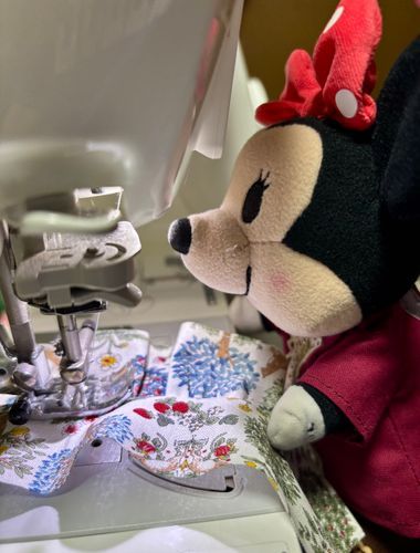 この前買った布でティアードスカート作ってるの🪡✨