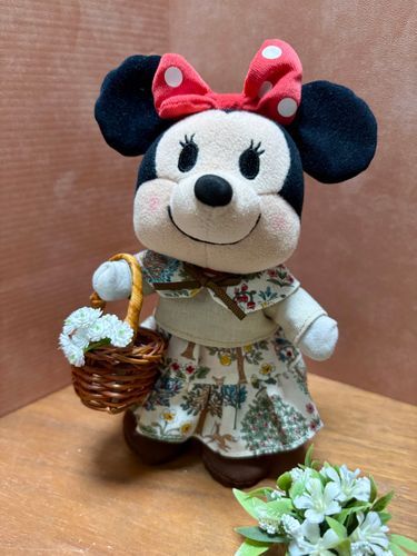 スカートと同じ布で作った付け襟付けてお花を摘みに行ってきたの✨