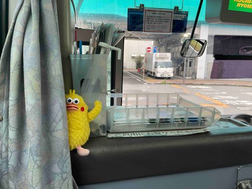 おはよう。
これから　空港に行って　旅行なんだー。
連絡バスの先頭なんだー。
行ってきます。