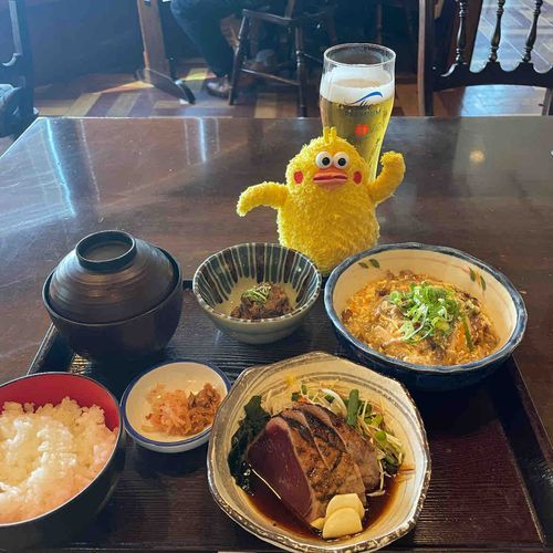 チクポン今日のランチは鰹のタタキとビールでーす♪美味しいよー😋