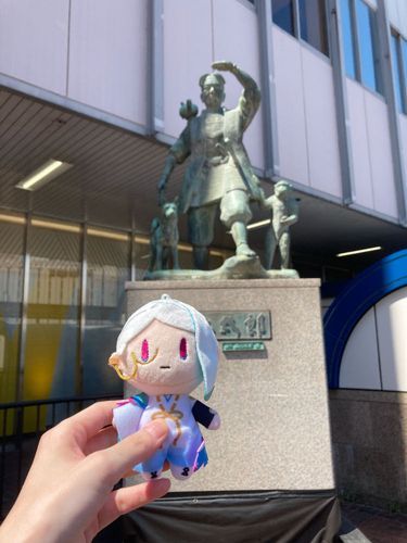 ももたろうすけさだのけんげんにそなえ、ていさつにきた。
あるじは「ともえさんはきじににてるね」といっていたが……。
にているのだろうか……？