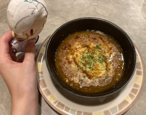 あるじはこれがたまねぎのすーぷだといっていたが……。
いくらおれがよのなかについてよくしらないといっても、さすがにだまされんぞ。