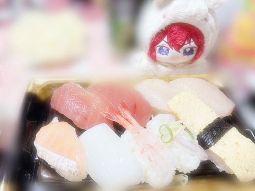 お姉さまが贅沢しよっか！と
お寿司を買ってくれましたよ♪仲良く半分こしました✨