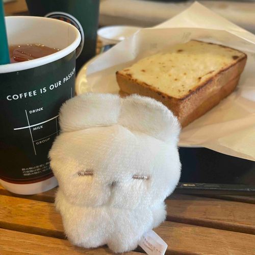 もーにんぐに　つれていってもらった　ねむちゃん
ちびかみくんは　おるすばんです