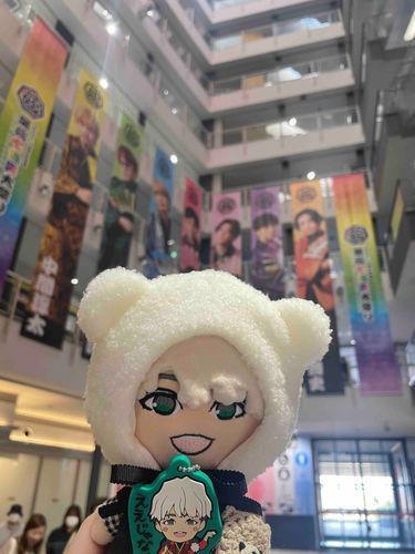ぼくににてるおにいさんがいる　ぐるーぷの　きねんのおまつりにつれていってもらったよ
とってもたのしかったし　がちゃがちゃも　ほしいのでたって　もちぬしよろこんでたわ〜
ともともって　おんなのこも　ぼくににてたなぁ…