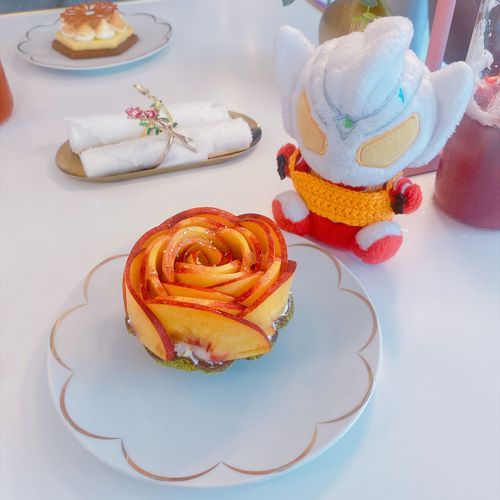 レグ「ネクタリンのタルトだぜ…！食べる宝石だぜ✨」