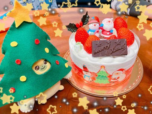 筒は筒。
今日はクリスマス。筒ツリーが1番光り輝く日だ！
みんなでケーキを食べたぞ。うまかった。