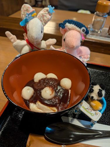 しぶきだよっ！
お汁粉もたべたっ！
お餅が2個入ってたっ！
お腹パンパンだっ！