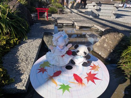 しぶきだよ〜ん！
しぶきはどこかな？
実は右のパンダのリュックの中にいまーす！
右のパンダはパンダ運搬係の「ぱん田駄」だよ〜！