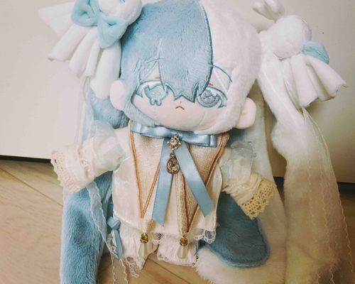 ひなが初めての洋服を買ってくれた。私の色によく似合っていると。これでたくさんいっしょにお出かけできると喜んでいた。(ゆらぎ)