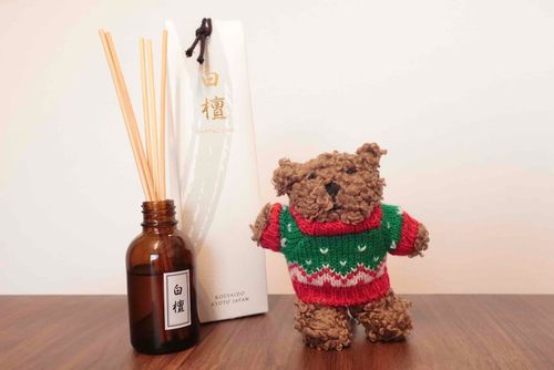 白檀のアロマディフューザーを買ってみたよ〜！
落ち着く香りだね〜🪵
