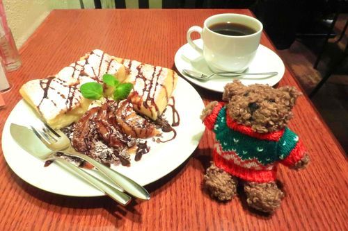 リンゴが添えられたフレンチトーストをいただきます🍽️