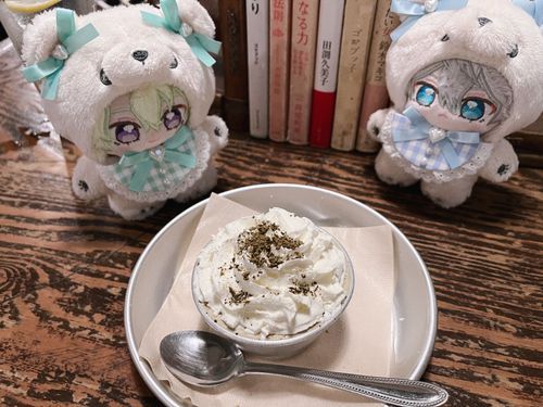 スイーツを食べようとするひよりを見ているいずみの図