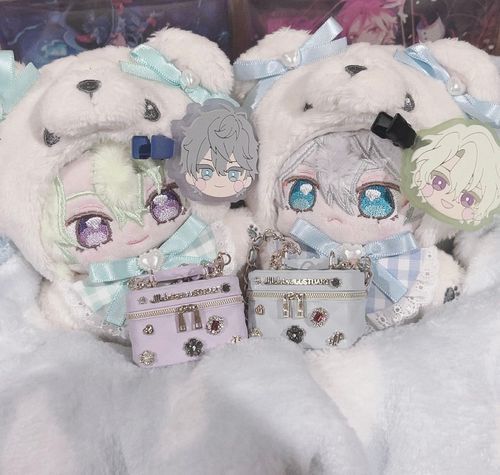 目の色のバッグ持ってるのかわいいね