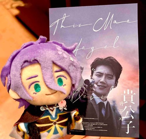 今日は朝一番で歌仙さんと「貴公子」という映画を観に行きました！
今回は映倫ならぬ歌倫（歌仙兼定倫理機構）に引っかからず何事もなく鑑賞できました🎬

暴力×スーツ×煙草の組み合わせは良いですね。映画開始10分もしないうちに審神者は「あ、これはリピートしたい」と思いました……！
事前に「BL好きは観に行った方がいい」と聞いていましたが、同性間の湿度高めな関係は期待しない方がいいです。暴力×スーツで同性間の感情を摂取したいなら、どちらかというと審神者は「キングスマン」をオススメしたいですね。
今作はスーツを着こなす笑顔が胡散臭い謎のお兄さんに追いかけられたい人向けです。

…など、歌仙さんにお話ししたら「きみは映画の話になると急に早口になる」と不気味がられました。歌仙さんもよく分かんないお皿とかの話になると早口になるくせに。