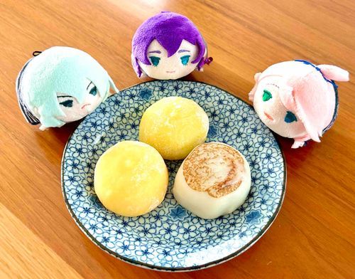 もちの幼体と思っているのでしょうか。もちが大福に興味津々です。