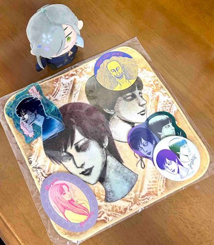 伊藤潤二ポップアップストアに行ってきました！
以前アニメを見た際、

「へえ……〝四つ辻の美少年〟。どこかで聞いたような声だ」

と青江さんが言っていたので、どうしても青江さんとポップアップストアにご一緒したかったのですが、今日は諸事情でお留守番に。
写真の戦利品を見せたところ、「そういう趣味かい？」と言われてしまいました☺️💦