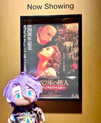 今日は朝から歌仙さんと「オペラ座の怪人」を観に行きました〜〜！
歌仙さんは終盤のクリスティーヌと怪人の問答でべしょべしょになってしまって、綿の頬に涙が吸い込まれていきました。