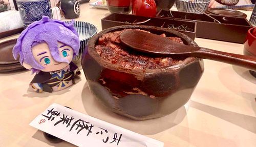 歌仙さんと名古屋に来ました！お写真は名物のひつまぶし。
歌仙さんはぺろりと食べていましたが、審神者には量が多くてお腹がとってもパンパンです……😵😵😵