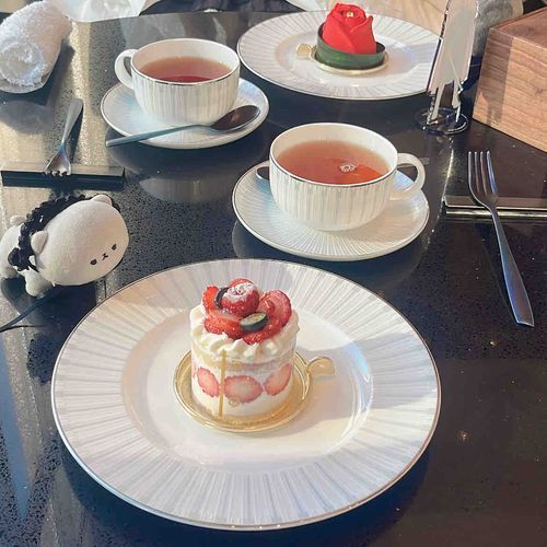 おしゃれなカフェと美味しいケーキだよ、なんか緊張しちゃうね𝓑𝓪𝓫𝔂…