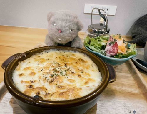 おてて、アチチ…
きょうはうまうまなドリアをたべた！
だいすきな🧀が入っててふぁんふぁんうれしー
