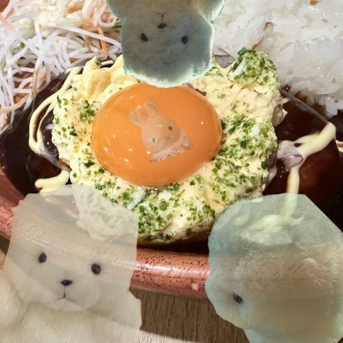かいぬし  みみたちに  ないしょで  びくどんの  おつきみさん  たべてるぅ🐰🌕
てりやき  おいしかったんだって🩷
こんど  つれてってねえ😂😂