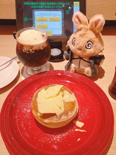 買い物帰りにパンケーキ🥞
珈琲ゼリーフロートがドクうさと同じくらいのサイズだったよ！大きい！