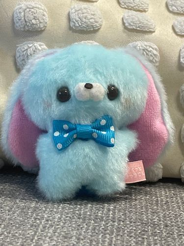 こんちゃーこんちゃーこんちゃー、
みんなにお知らせがあるよ〜!!
今日から僕たちふわふわ星の仲間たちの自己紹介週間にするよ〜(ㅎ.ㅎ )
今日は僕、｢たれ青うさぎ｣の紹介!!
名前　たれ青うさぎ
読み方　タレアオウサギ
好きな食べ物　ハンバーガー🍔♡
嫌いな食べ物　パフェ🍨
挨拶　こんちゃー
他に聞きたいことがあったらコメントで
明日は僕の双子の姉を紹介するよ!!