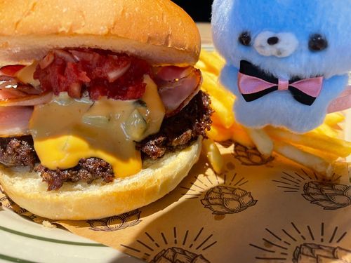この神的.休みに我は静岡市に行ってきてこの[ミスター.バーガー]を食べた〜のだ