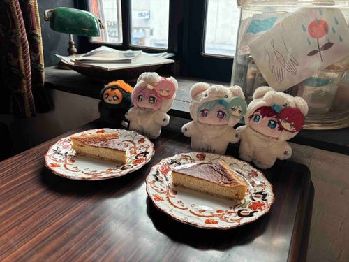 ひいろさん、とうりさん、それからしょうようさん(バレーがおとくいなようです。)とおしゃれなカフェに行ってまいりました。
あまいチーズケーキがびみでした。Hallelujah♪