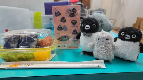 ほんのり屋さんで和風ツナむすび、松茸と３種きのこの炊き込みむすびとSuicaのペンギン🐧