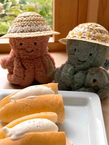 ガーデンのカフェでひとやすみ☕️
あつあつのバゲット🥖に　つめたいミルクジェラート🍨をはさんで　はちみつ🍯をかけた「ハニーミルクドッグ」
おいしかったなぁ…