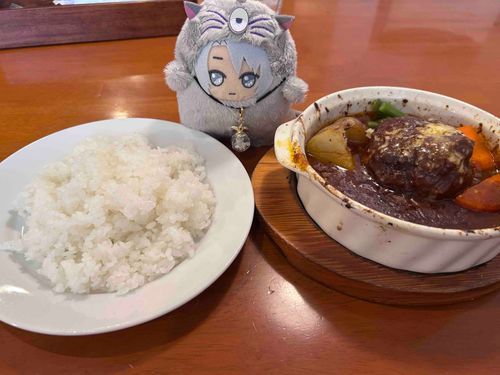 モンがく(煮込みハンバーグ、熱々で美味しかった//)