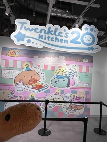 とんかつ｢この間、カピバラさんの20周年記念のポップアップショップに行ったぞい！
主がお祝いメッセージ書いた後に
僕を置いて次の所に行こうとしてたよ……。
今度はぬいポーチに入れてね、主｣
