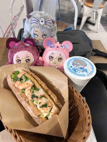 モンてん｢主さんがバーストの時に行けなかったフォーチュンラテと一緒に朝ごはんを食べたよ｣
モンがく(りゅう、可愛く出来てる)
ワルてん｢アボカドとエビ……食べたい｣
モンてん｢フォーチュンラテの感想も言って欲しいんだけど…｣