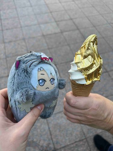 ワルがく「金箔の豆乳ソフトというらしい。ソフトクリームはさっぱりしていて美味いが、はたして金箔は必要だったのか？｣