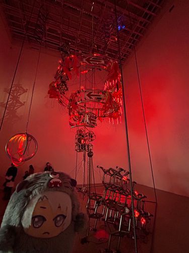 ワルがく｢21世紀美術館という所に来た。この作品は前世の俺たちの世界みたいだ。｣