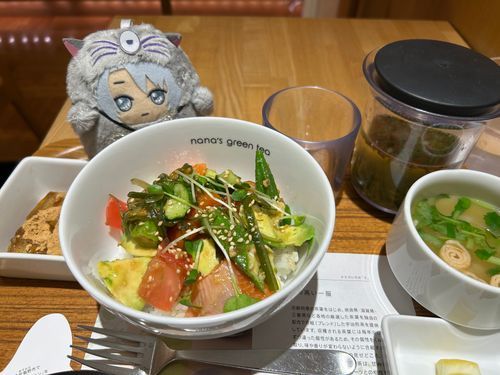 モンがく(アボカドと鮭の丼🥑🍚
野菜多めで美味しかった)