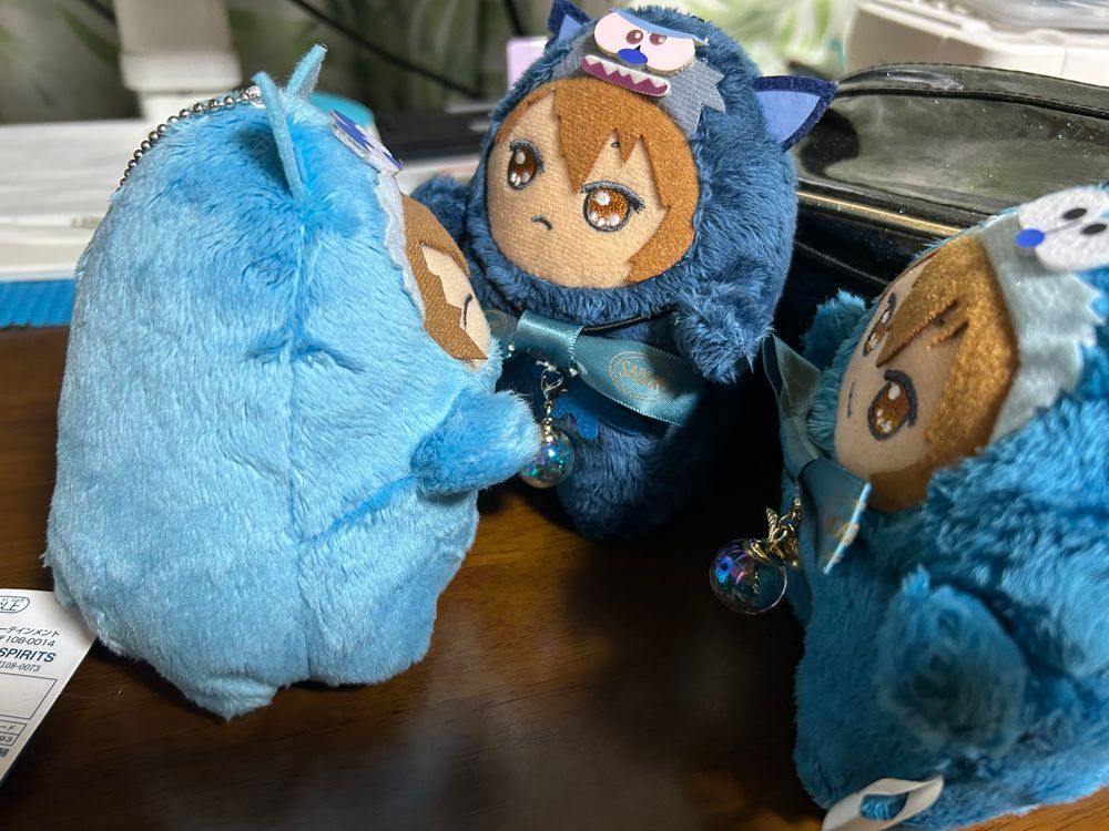 モンつな「主さんから新しい子が入って来たって」
ワルつな「ふん…、どんなヤツか私が見てきてやる」
????「ユラ~」
モンつな「あっ、この子かな?
はじめまして、モンつなです」
ワルつな「私はク…じゃなくてワルつなだ」
????「ユララ〜」
ワルつな「うわっ!?くっつくな!」
モンつな「ふふふ、よろしくね。
えっと名前は…?」
????「ユラ~」
モンつな「えっと、ユラ~って言ってるし、俺たちと姿似てるから…ユラつな?」
ユラつな「ユラ~😊」
モンつな「うんうん、ユラつなくんだね!改めてよろしくね!」
ユラつな「ユララ~☺️」
ワルつな「名前は分かったから、離れてくれないか」