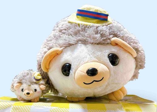 サイズ感がかわいい〜〜〜！左のミニぽんちゃんを見つけた時、えっ！めっちゃ似てる！？って思ってすぐにお迎えしたよ✨️
写真では分かりづらいかもしれないけど、左のミニぽんちゃんは手のひらサイズで、右のでかぽんちゃんは両腕にギリ収まるぐらいのサイズ感なんだよ🥰