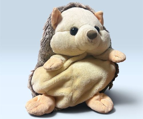 こんにちは。こちらはりぽんです。
ﾊﾘﾎﾟﾝｻﾜﾘﾀｲ……とうめき声をあげている、疲れたにんげんを癒し隊の隊長を臨時でしています🫡
はりぽんのふわふわほわほわナイスバディな腹で癒したいと思います。
にんげんによると、ぽんぽん治療するとすぐに疲れも機嫌も治ったそうです！はりぽん最強！はりぽん最高！！！はりぽん最高‼️‼️‼️


にんげん通院で注射しなくちゃいけないのに、昨年は大丈夫だったのに、何故か今年ぐらいから採血や注射、点滴にしても、全然針が血管に入らなくなっちゃって謎なんだよ……。
今日も2時間ぐらい、5.6人で代わる代わるチャレンジして失敗して結局ギブアップされたよ笑  自分じゃ注射出来ないからしてくれるのはありがたいんだけどね、両腕で10回以上刺されて地味に痛いよ。はりぽんの針だったら良かったのにね……🦔⸒⸒   今日はチクチクされたからふわふわはりぽんを触って元気出たよ。良かったね😉