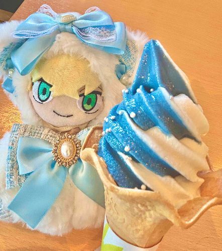 青色のソフトクリーム🍦 
新しい ぬい服も可愛いね🩵