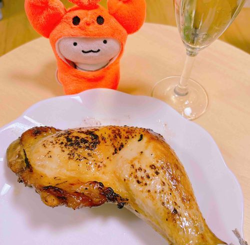 チキンを食べている